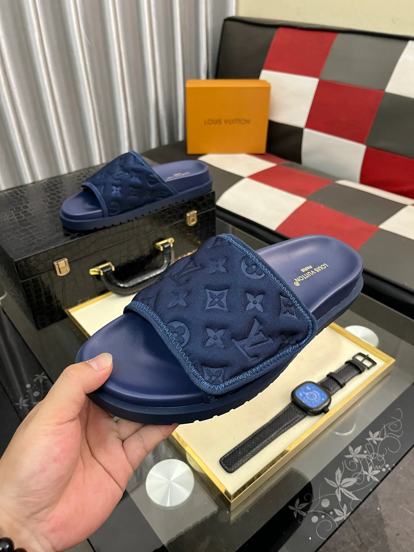 Men's men's shoes💰320⌚️⌚️[Louis Vuitton LV slippers] (high-end cowhide) counter 1:1 fashion style summer must-have! The designer used LV’s iconic outsole. The original simple slippers instantly become fashionable! The upper is made of flexible special cowhide leather straps alternately, and the workmanship is exquisite! A must-have for stylish men in summer, size 38-44